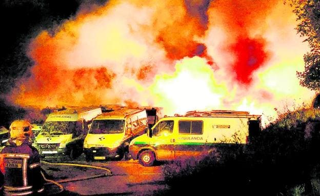 Imagen del incendio provocado el 12 de mayo que calcinó treinta ambulancias y dañó otras cinco.