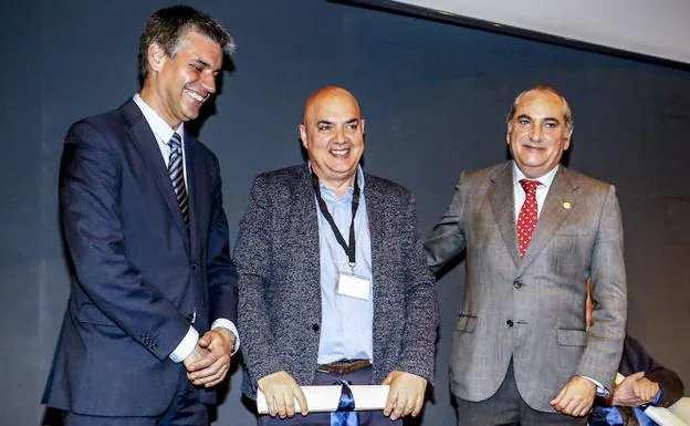 Paco Góngora, flanqueado por el concejal Iñaki Prusilla, y el consejero de Medio Ambiente, Iñaki Arriola.