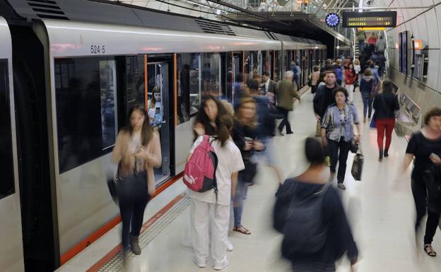 Usuarios entran y salen del metro en la Línea 1.