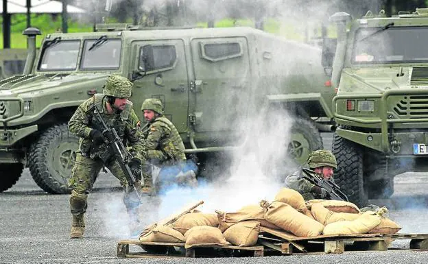 Varios soldados entrenan una batalla cuerpo a cuerpo en el interior de las instalaciones.