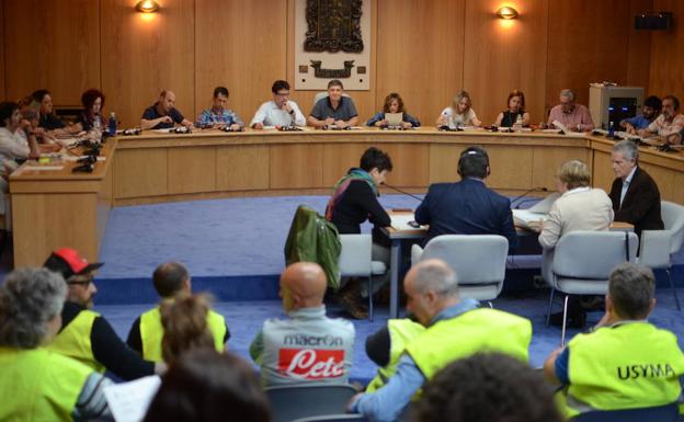 Los trabajadores de limpieza llevaron sus reivindicaciones al pleno. 