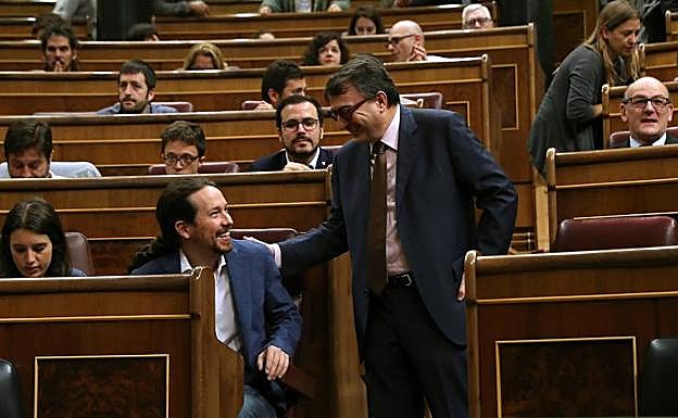 Aitor Esteban saluda a Pablo Iglesias en su escaño.