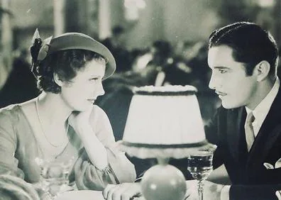 Imagen secundaria 1 - Jane Darwell, June Clyde, George Meeker, Paul Weigel, Irene Dunne y John Boles en diversas escenas de 'La usurpadora' (1932).
