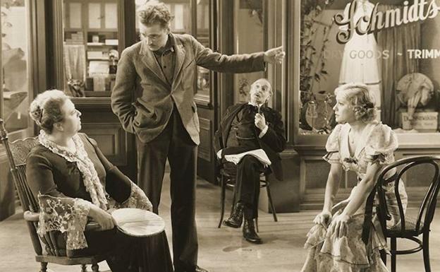 Imagen principal - Jane Darwell, June Clyde, George Meeker, Paul Weigel, Irene Dunne y John Boles en diversas escenas de 'La usurpadora' (1932).