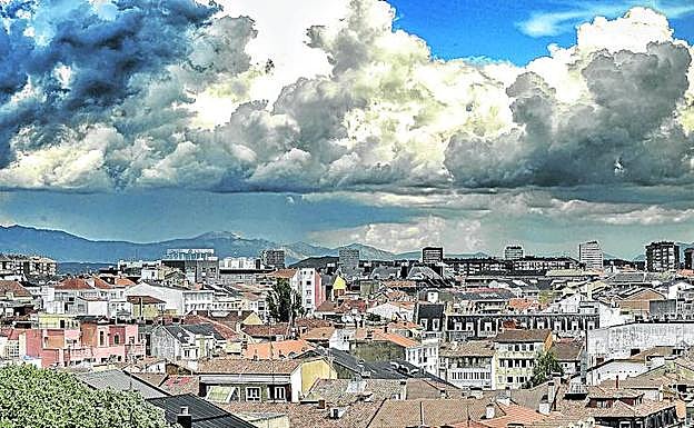 Aspecto de una de estas tardes de tormenta de Vitoria. 