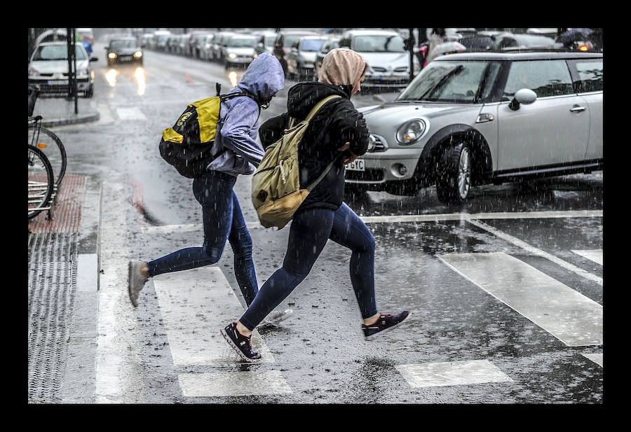 Fotos: Las tormentas anegan las calles de Vitoria