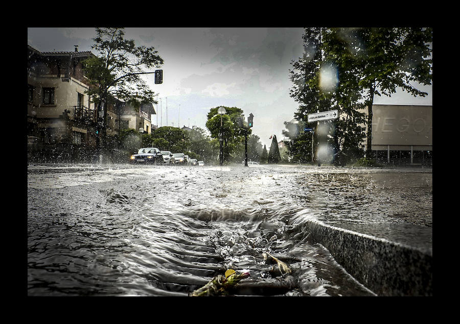 Fotos: Las tormentas anegan las calles de Vitoria