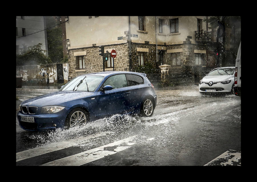 Fotos: Las tormentas anegan las calles de Vitoria
