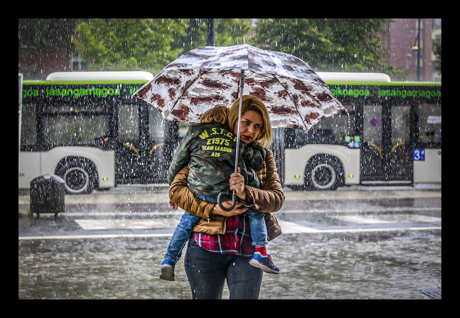 Fotos: Las tormentas anegan las calles de Vitoria