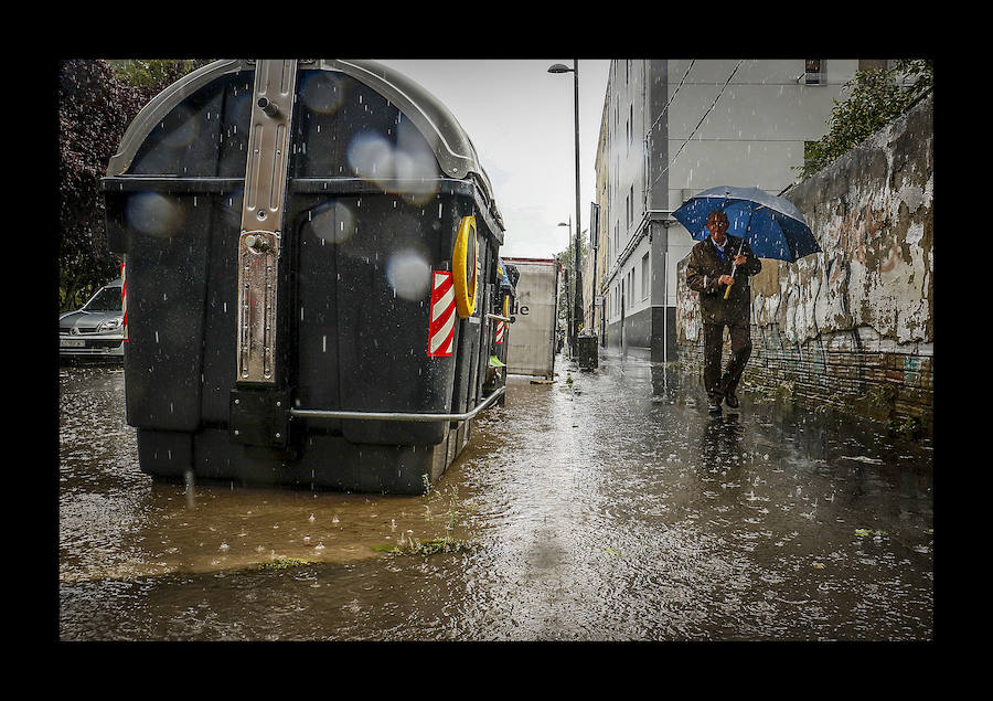 Fotos: Las tormentas anegan las calles de Vitoria