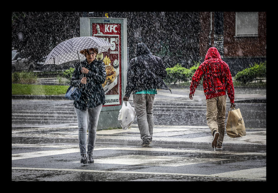 Fotos: Las tormentas anegan las calles de Vitoria