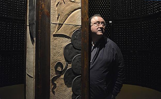 El bodeguero de Briones posa junto a una escultura.