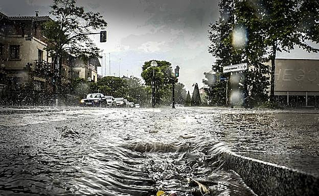 Las alcantarillas apenas daban abasto para evacuar el agua. 