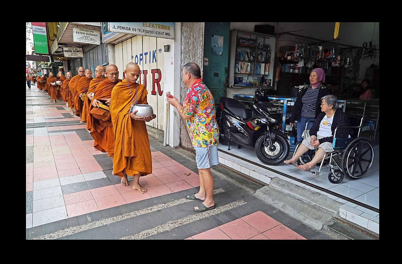 El Vesak, el día del plenilunio en el mes de mayo, es la fecha más destacada para millones de budistas de todo el mundo. Hace 2.500 años, más exactamente en el 623 A.C., nació Buda, en ese mismo día alcanzó la iluminación y también en ese mismo día falleció, a los 80 años de edad. En todos los países de Asia con fuerte presencia del budismo suele ser festivo y quienes lo profesan hacen ofrendas y acuden a los templos para celebrar su mensaje de compasión, devoción y servicio a la Humanidad. En las imágenes se recogen aspectos de esta celebración en Singapur, Indonesia y China.