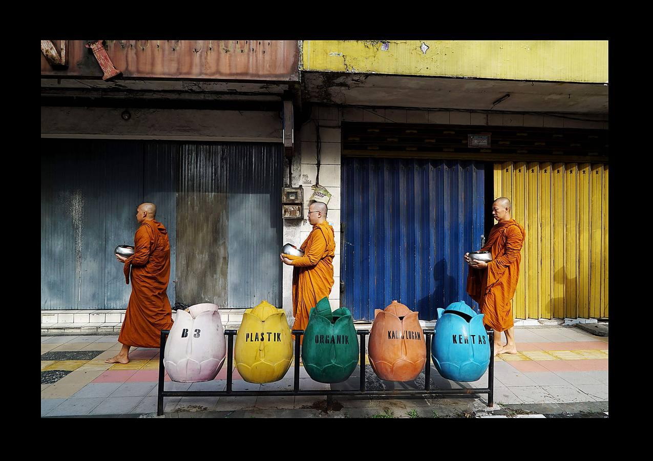 El Vesak, el día del plenilunio en el mes de mayo, es la fecha más destacada para millones de budistas de todo el mundo. Hace 2.500 años, más exactamente en el 623 A.C., nació Buda, en ese mismo día alcanzó la iluminación y también en ese mismo día falleció, a los 80 años de edad. En todos los países de Asia con fuerte presencia del budismo suele ser festivo y quienes lo profesan hacen ofrendas y acuden a los templos para celebrar su mensaje de compasión, devoción y servicio a la Humanidad. En las imágenes se recogen aspectos de esta celebración en Singapur, Indonesia y China.