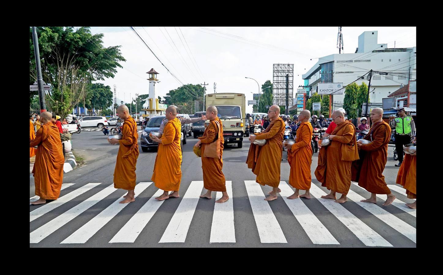 El Vesak, el día del plenilunio en el mes de mayo, es la fecha más destacada para millones de budistas de todo el mundo. Hace 2.500 años, más exactamente en el 623 A.C., nació Buda, en ese mismo día alcanzó la iluminación y también en ese mismo día falleció, a los 80 años de edad. En todos los países de Asia con fuerte presencia del budismo suele ser festivo y quienes lo profesan hacen ofrendas y acuden a los templos para celebrar su mensaje de compasión, devoción y servicio a la Humanidad. En las imágenes se recogen aspectos de esta celebración en Singapur, Indonesia y China.