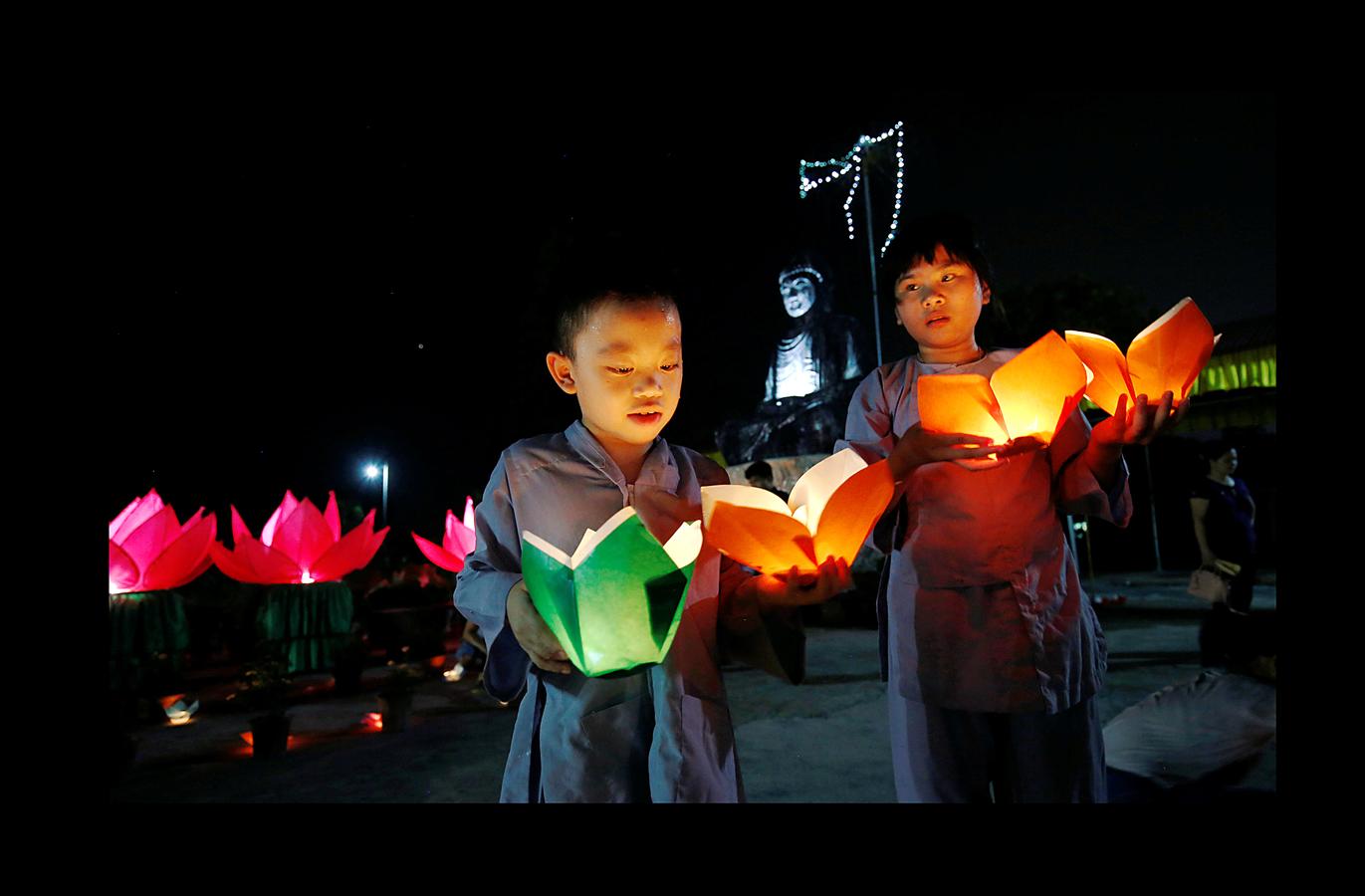 El Vesak, el día del plenilunio en el mes de mayo, es la fecha más destacada para millones de budistas de todo el mundo. Hace 2.500 años, más exactamente en el 623 A.C., nació Buda, en ese mismo día alcanzó la iluminación y también en ese mismo día falleció, a los 80 años de edad. En todos los países de Asia con fuerte presencia del budismo suele ser festivo y quienes lo profesan hacen ofrendas y acuden a los templos para celebrar su mensaje de compasión, devoción y servicio a la Humanidad. En las imágenes se recogen aspectos de esta celebración en Singapur, Indonesia y China.