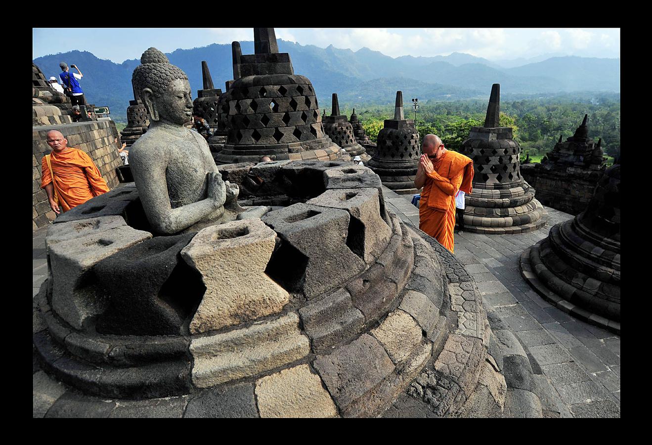 El Vesak, el día del plenilunio en el mes de mayo, es la fecha más destacada para millones de budistas de todo el mundo. Hace 2.500 años, más exactamente en el 623 A.C., nació Buda, en ese mismo día alcanzó la iluminación y también en ese mismo día falleció, a los 80 años de edad. En todos los países de Asia con fuerte presencia del budismo suele ser festivo y quienes lo profesan hacen ofrendas y acuden a los templos para celebrar su mensaje de compasión, devoción y servicio a la Humanidad. En las imágenes se recogen aspectos de esta celebración en Singapur, Indonesia y China.