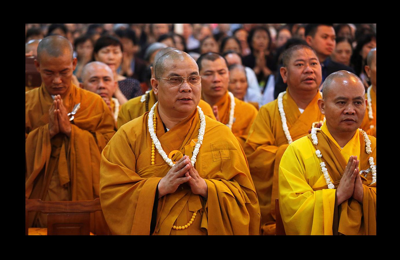 El Vesak, el día del plenilunio en el mes de mayo, es la fecha más destacada para millones de budistas de todo el mundo. Hace 2.500 años, más exactamente en el 623 A.C., nació Buda, en ese mismo día alcanzó la iluminación y también en ese mismo día falleció, a los 80 años de edad. En todos los países de Asia con fuerte presencia del budismo suele ser festivo y quienes lo profesan hacen ofrendas y acuden a los templos para celebrar su mensaje de compasión, devoción y servicio a la Humanidad. En las imágenes se recogen aspectos de esta celebración en Singapur, Indonesia y China.