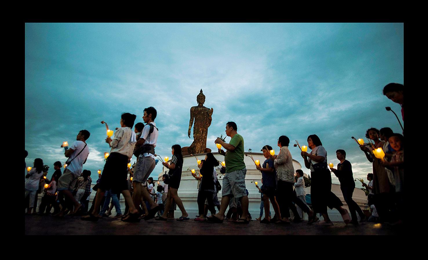 El Vesak, el día del plenilunio en el mes de mayo, es la fecha más destacada para millones de budistas de todo el mundo. Hace 2.500 años, más exactamente en el 623 A.C., nació Buda, en ese mismo día alcanzó la iluminación y también en ese mismo día falleció, a los 80 años de edad. En todos los países de Asia con fuerte presencia del budismo suele ser festivo y quienes lo profesan hacen ofrendas y acuden a los templos para celebrar su mensaje de compasión, devoción y servicio a la Humanidad. En las imágenes se recogen aspectos de esta celebración en Singapur, Indonesia y China.