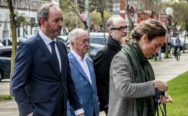 Antón Iráculis, con sus abogados llegando al Palacio de Justicia. 