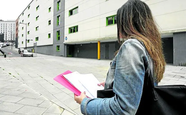 Nerea Varela junto al número 3 de la calle Ortutxueta de Bilbao, donde está su piso.