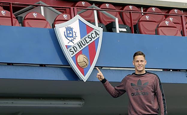 Alex Ramiro posa para EL CORREO el pasado martes en el estadio del Huesca.