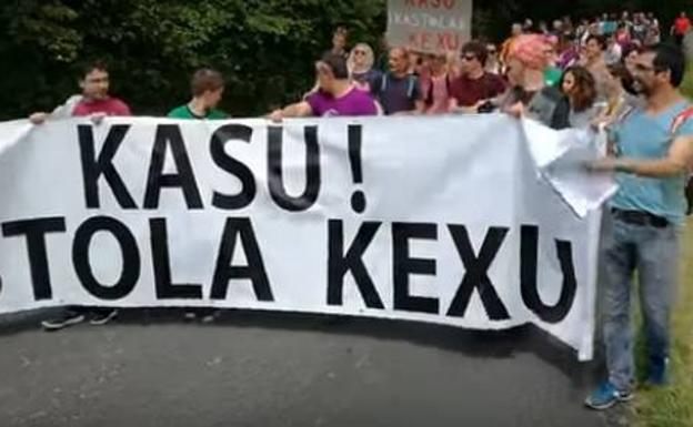 Un momento de la manifestación convocada frente a la casa del ministro.