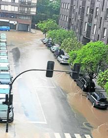 Imagen secundaria 2 - 1. La calle Landako de Amurrio se inundó en unos minutos. 2. Un bombero trabaja en una lonja anegada en Amurrio. 3. El agua baja por Llodio.