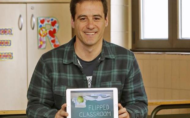 Marcos Ordiales, con una tablet en la que aperece 'Flipped classroom' (clase invertida), en un aula del Codema.