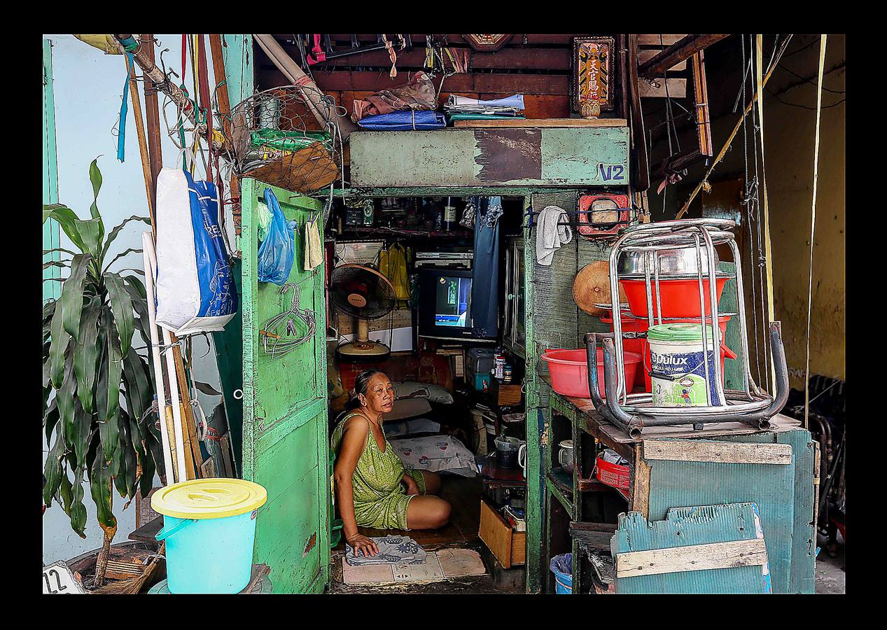 En la ciudad Ho Chi Minh, la antigua Saigón, un buen número de personas subsisten en diminutas viviendas, vestigios de la etapa colonial francesa. Escondidas en callejones sinuosos o acurrucadas bajo nuevas construcciones que crecen a un ritmo vertiginoso, estos hogares donde la cama, el frigorífico y los juguetes ocupan todo el espacio disponible, pasan inadvertidas en el bullicioso centro sur de Vietnam. La corrupción de algunos responsables municipales ha indignado a la ciudadanía que ve cómo son cedidos terrenos a grandes promotores que compensan a los propietarios con cantidades muy inferiores a los precios de mercado. 