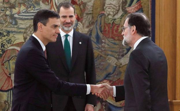 Sánchez saluda a Rajoy el día de su investidura ante el Rey. 