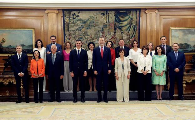 El «Consejo de Ministras y Ministros» de Pedro Sánchez toma posesión ante el Rey