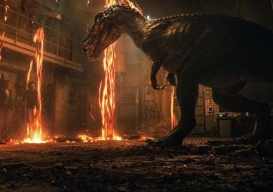 Imagen secundaria 1 - Diversas escensa de 'Jurassic World: El reino caído' (2018) protagonizada por Bryce Dallas Howard, Chris Pratt y Justice Smith.