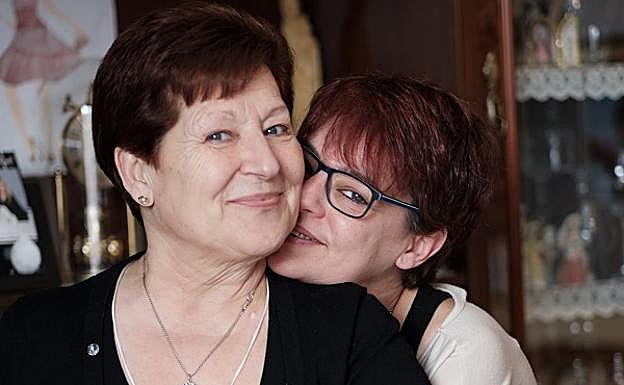 Eva Sánchez posa con su madre, Isabel Acón.
