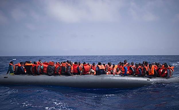 Rescate por parte de una oenegé a 50 kilómetros de la costa libia.