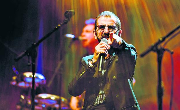 Ringo Starr, divertido y suelto anoche en el escenario del mítico Olympia de París, arranque de la gira por Europa que le acercará a Bilbao el próximo 1 de julio.