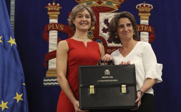 La ministra de Transición Ecológica, Teresa Ribera, recibe la cartera de la que es titular de manos de la exministra de Agricultura y Pesca, Alimentación y Medio Ambiente, Isabel García Tejerina.