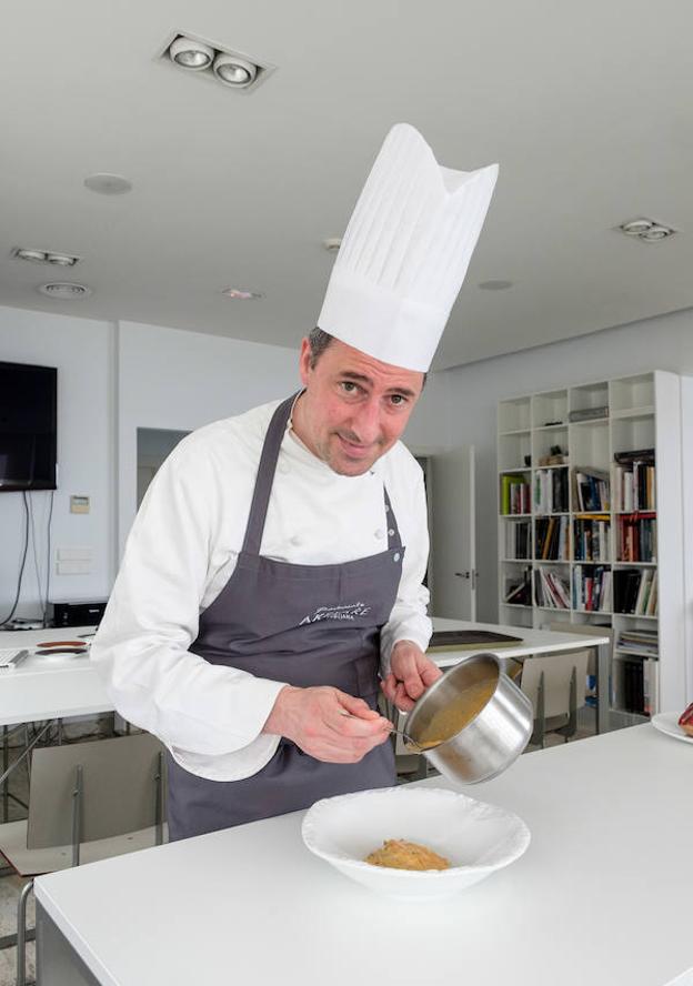 Alex Bustillo, cocinero del nuevo proyecto de Subijana, se afana en la cocina.