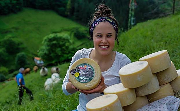 Bidane Baskaran, pastora de Markina, junto a algunos de los quesos que ha elaborado con la leche de su rebaño.