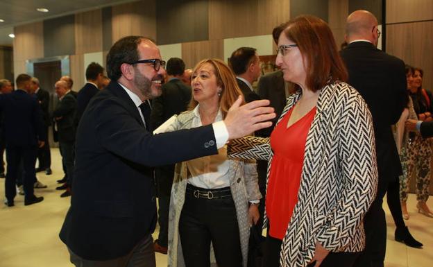 Pascal Gómez, presidente de SEA, saluda a Pilar García de Salazar, teniente de diputado general; y Paz Robina, directora de Michelin.