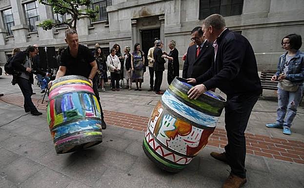 Dos de las barricas que se expondrán desde el 11 hasta el 25 de junio en siete puntos de Bilbao.