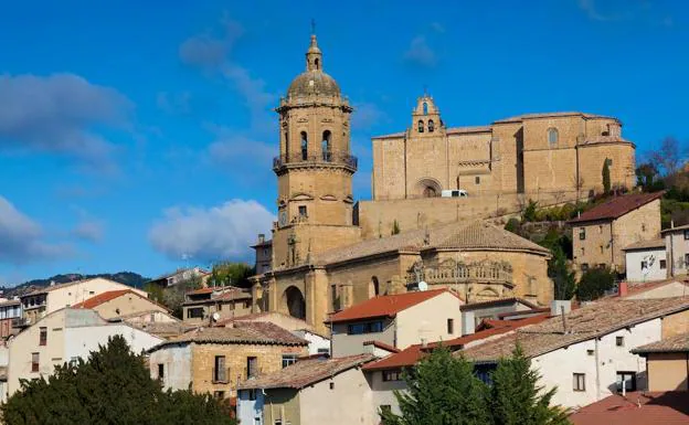 La iglesia de La Asunción y la ermita del Santo Cristo dominan el núcleo antiguo de Labastida.