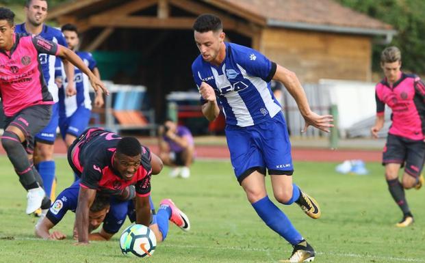 El albiazul Burgui, durante un amistoso ante el Toulouse, la pasada pretemporada.