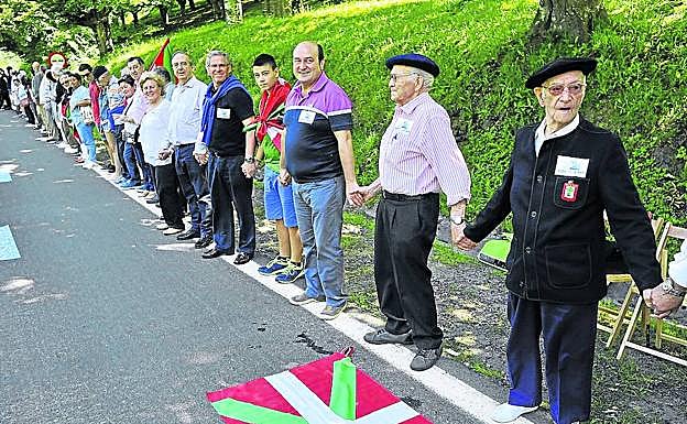 Ortuzar, en la cadena humana que Gure Esku Dago organizó en 2014. 