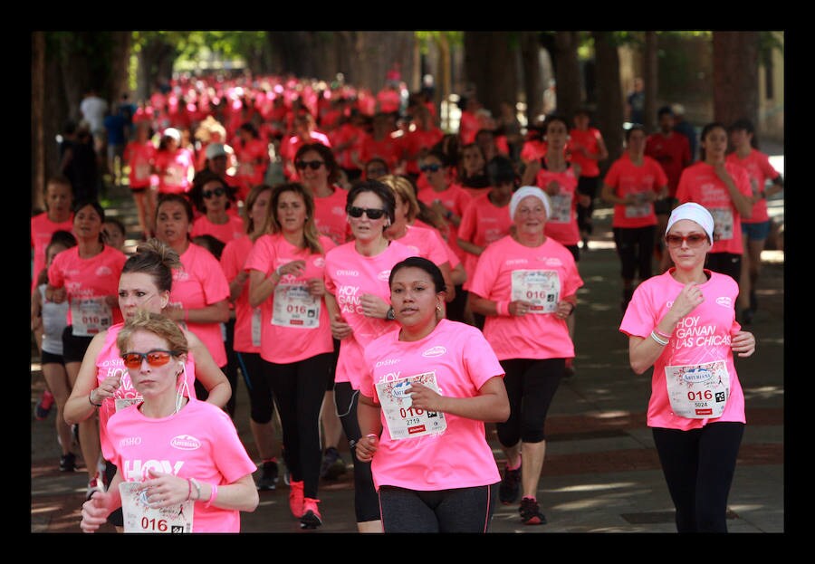 Fotos: Vitoria se viste de rosa por la Carrera de la Mujer