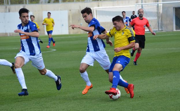 El partido disputado en la Ciudad Deportiva Ramón Blanco contó con la presencia de aficionados alavesistas. 