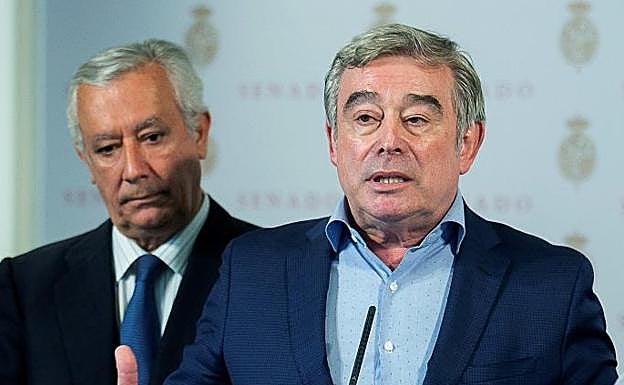 El portavoz del grupo popular en el Senado, José Manuel Barreiro (d), junto al portavoz adjunto, Javier Arenas.