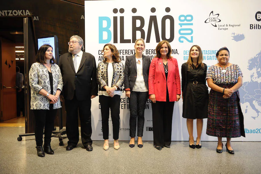 Izaskun Landaida, Manu Lezertua, Beatriz Artolazabal, Ana Otadui, Gudrun Mosler-Törnstrom, Bakartxo Tejeria y Rigoberta Menchú. 