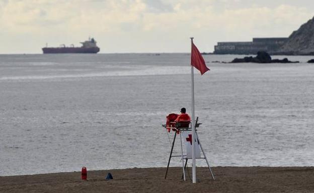 Bandera roja en la playa de Ereaga